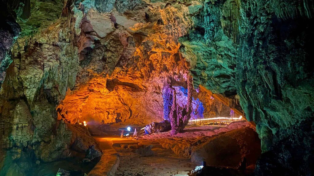 Di tích Động Ngườm Ngao với các nhũ đá, măng đá đa dạng hình thù