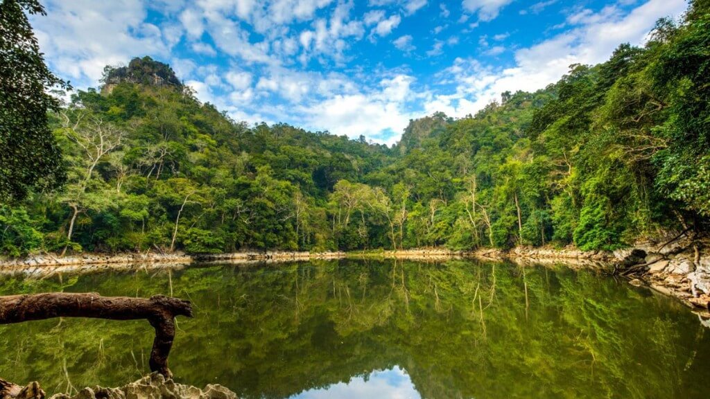 Khung cảnh nguyên sơ ở Ao Tiên hồ Ba Bể