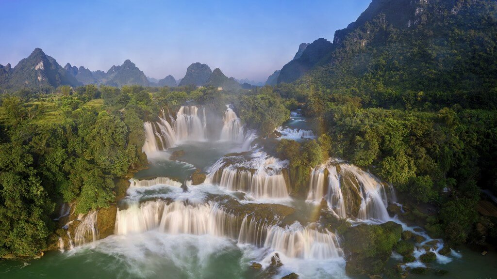 Khung cảnh vừa hùng vĩ vừa thơ mộng ở Thác Bản Giốc