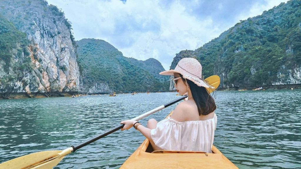 Thích thú khi chèo thuyền kayak tại Ao Ếch