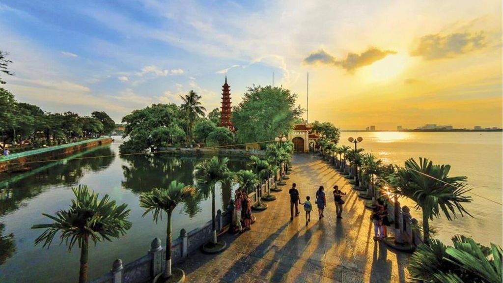 Chùa Trấn Quốc nhìn từ phía xa