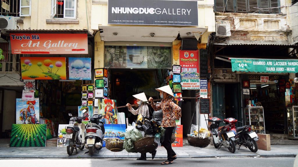 Du khách dạo bước trên phố cổ Hà Nội
