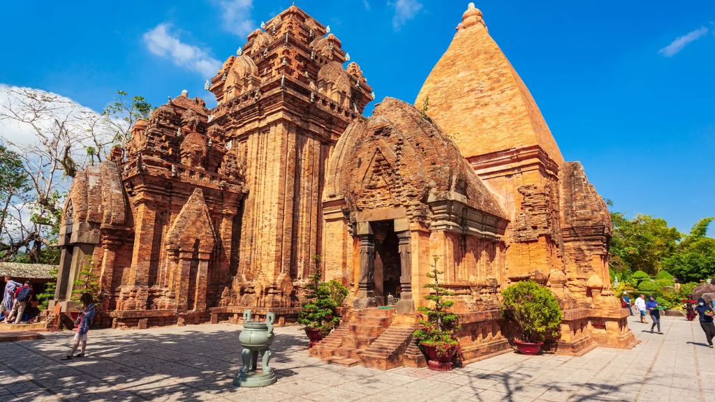 Tháp Bà Ponagar - biểu tượng văn hóa Chăm Pa