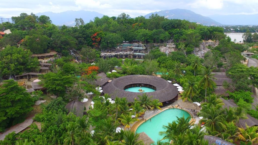 Ngâm mình trong dòng suối khoáng thư giãn tại Khu tắm khoáng nóng I-Resort
