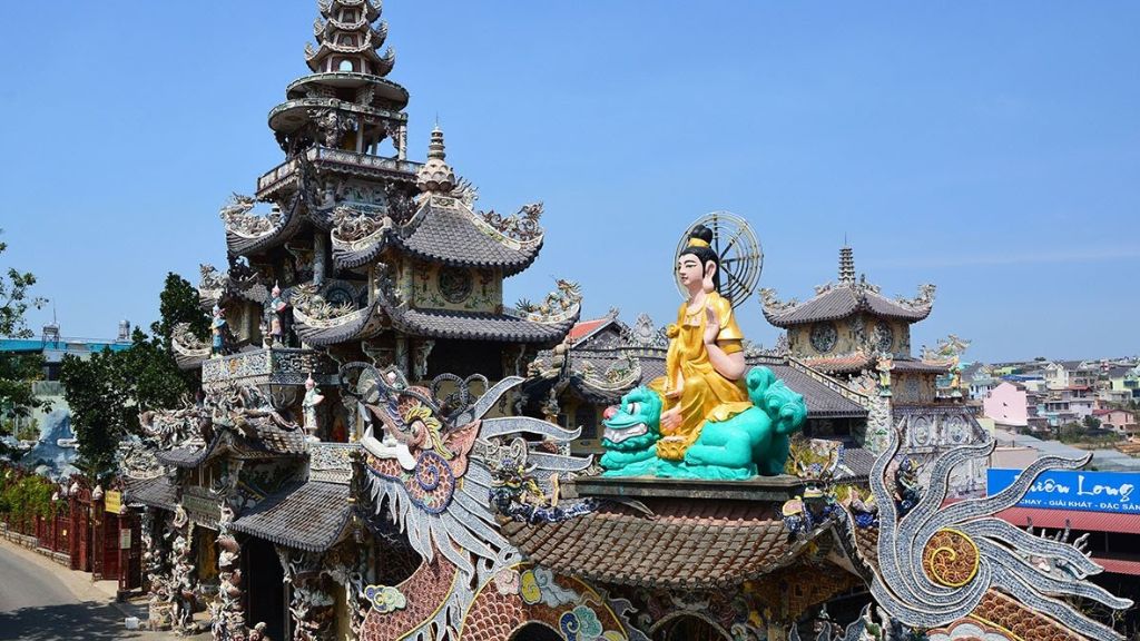 Đến thăm Chùa Linh Phước Đà Lạt để cầu bình an và may mắn cho gia đình