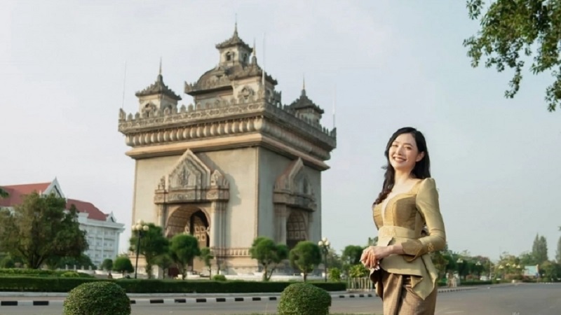 Check In Tại Tượng đài Chiến Thắng Patuxay