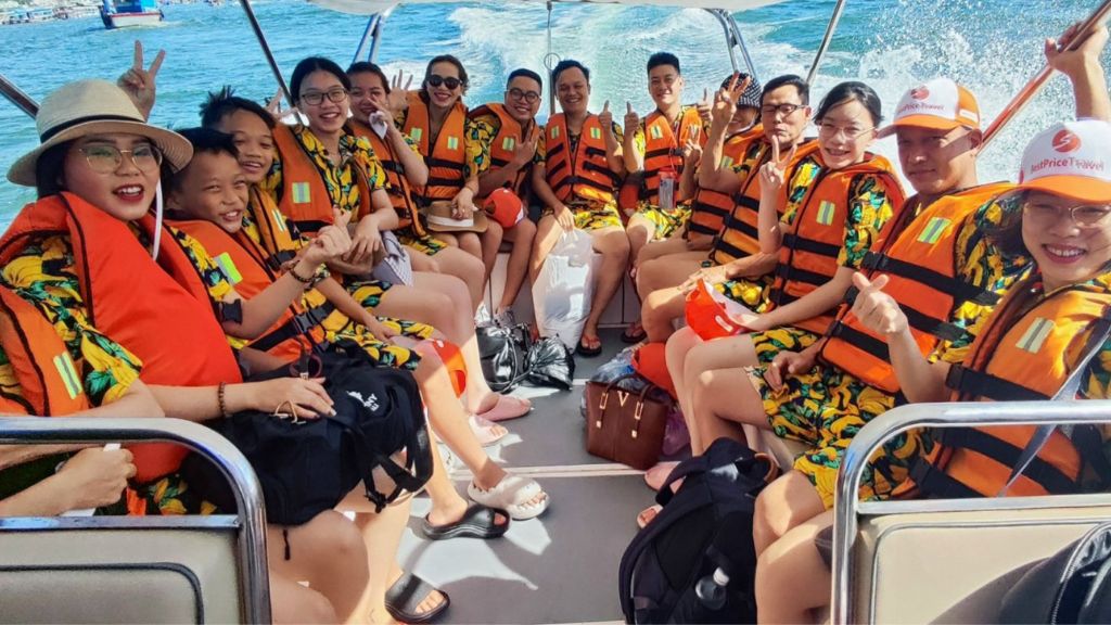 Đoàn ngồi cano ra tham quan Vịnh Nha Trang