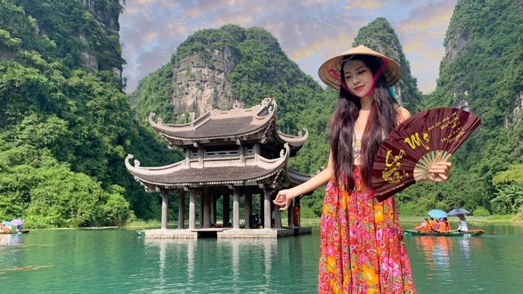 Thủy Đình tại bến Tràng An, điểm check-in đẹp đến nao lòng