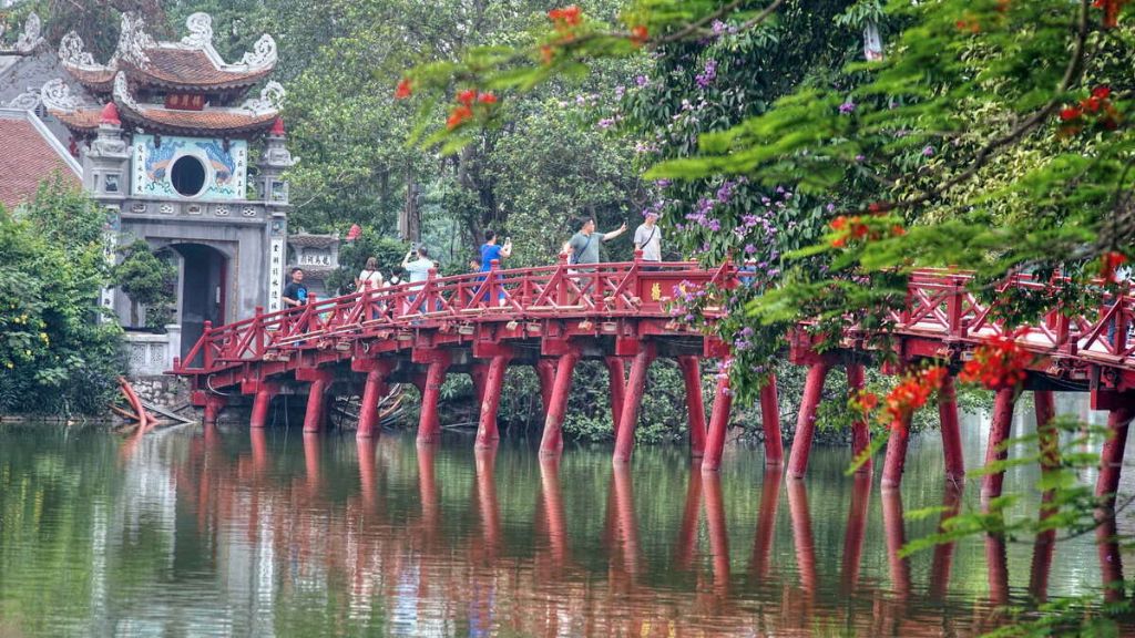 Cầu Thê Húc son đỏ nổi bật