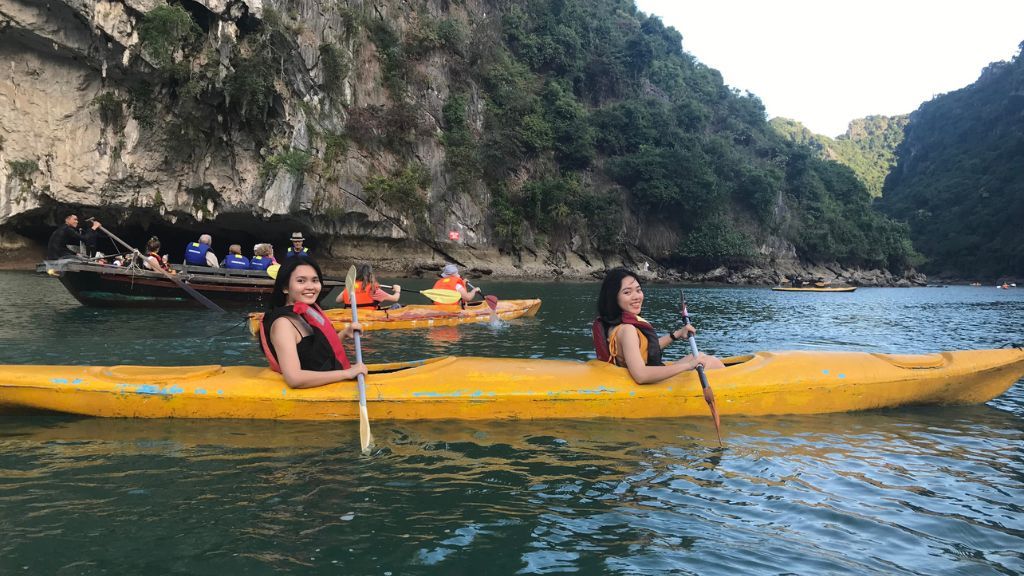 Trải nghiệm chèo kayak khi đi tour du lịch miền Bắc