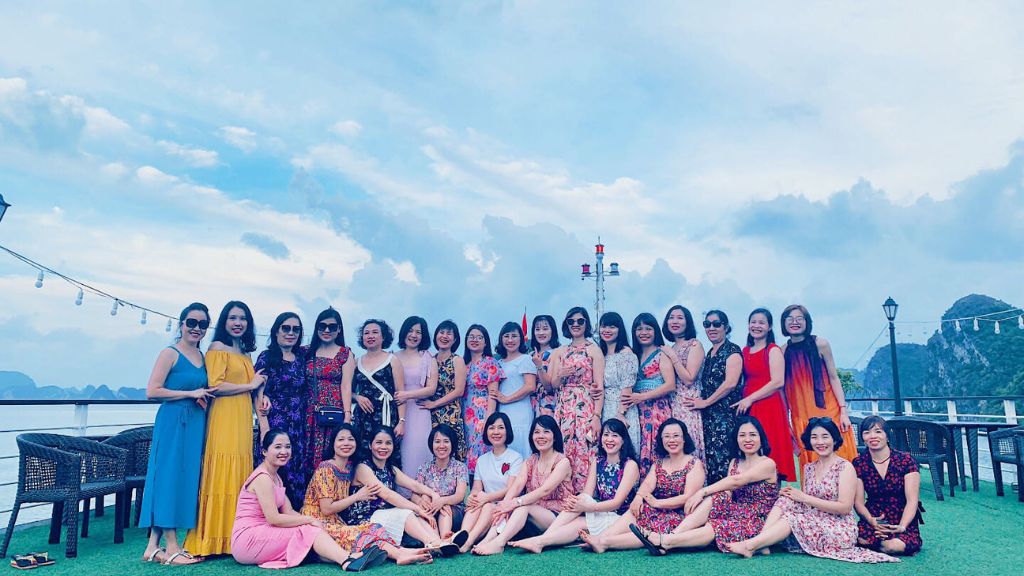 Đoàn khách trải nghiệm du thuyền khi đi tour của Vietpower