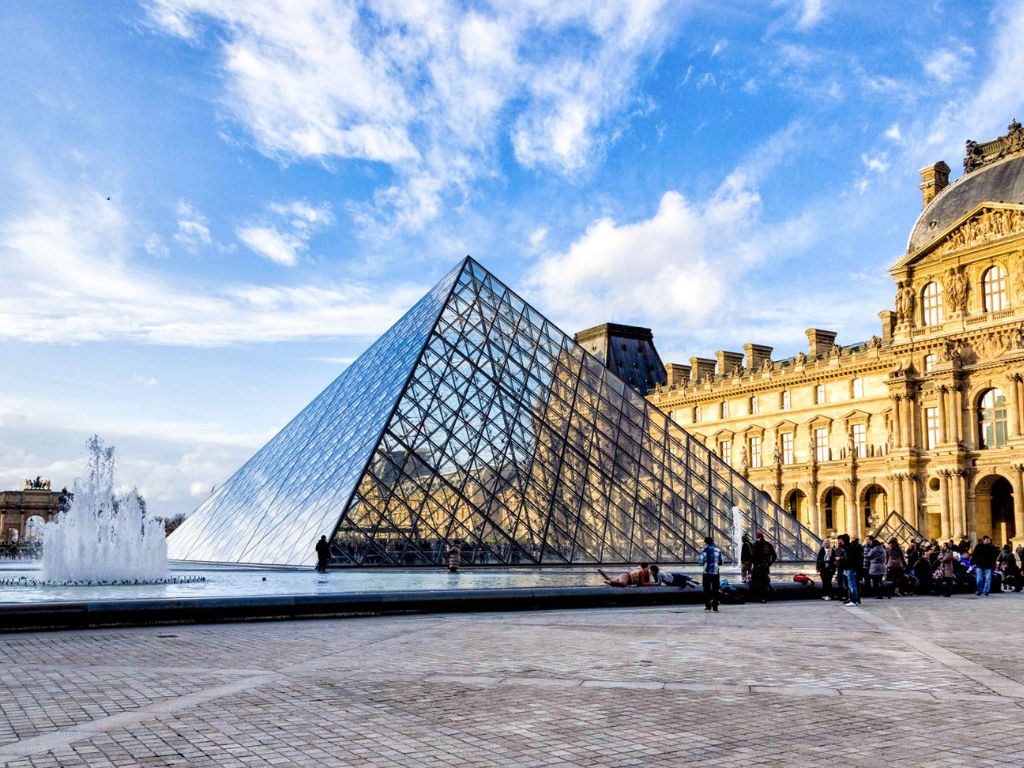 Bảo Tàng Louvre trong tour Châu Âu
