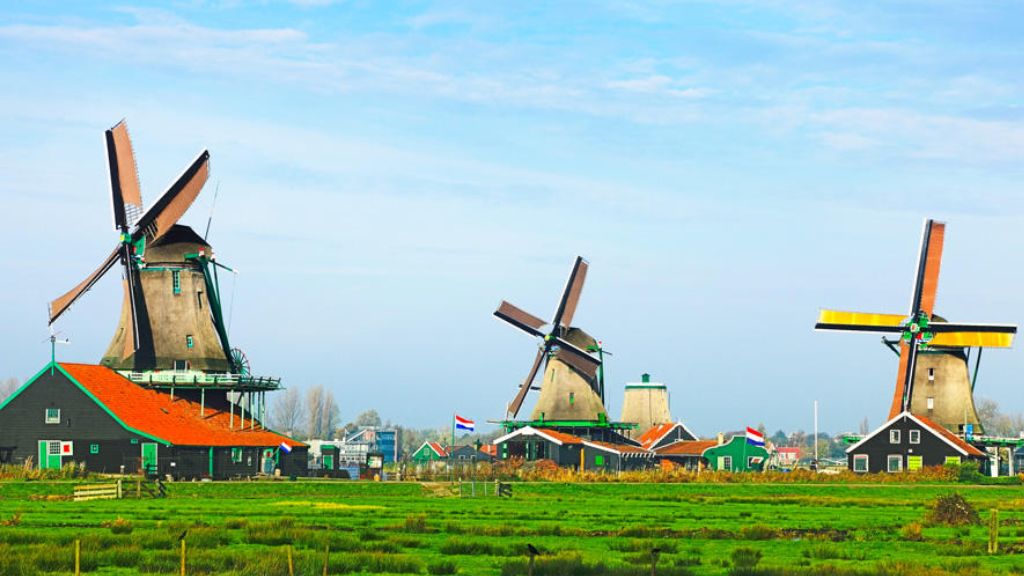 Vẻ đẹp thơ mộng tại Quần thể hàng chục Cối xay gió Windmills