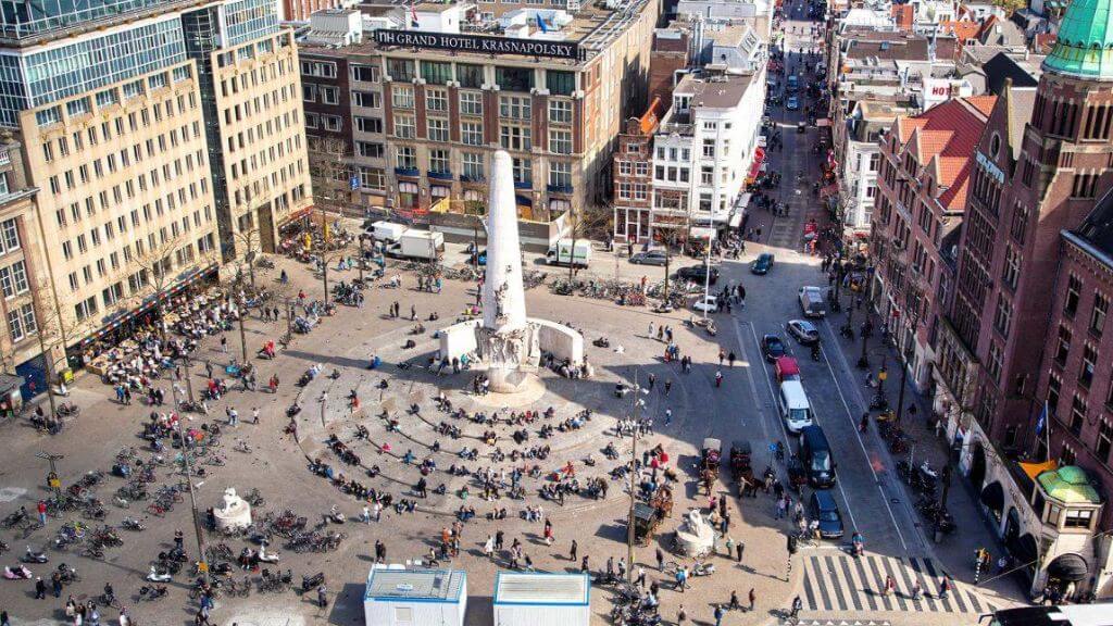 Dạo bước trên Quảng trường Dam trái tim lịch sử của Amsterdam