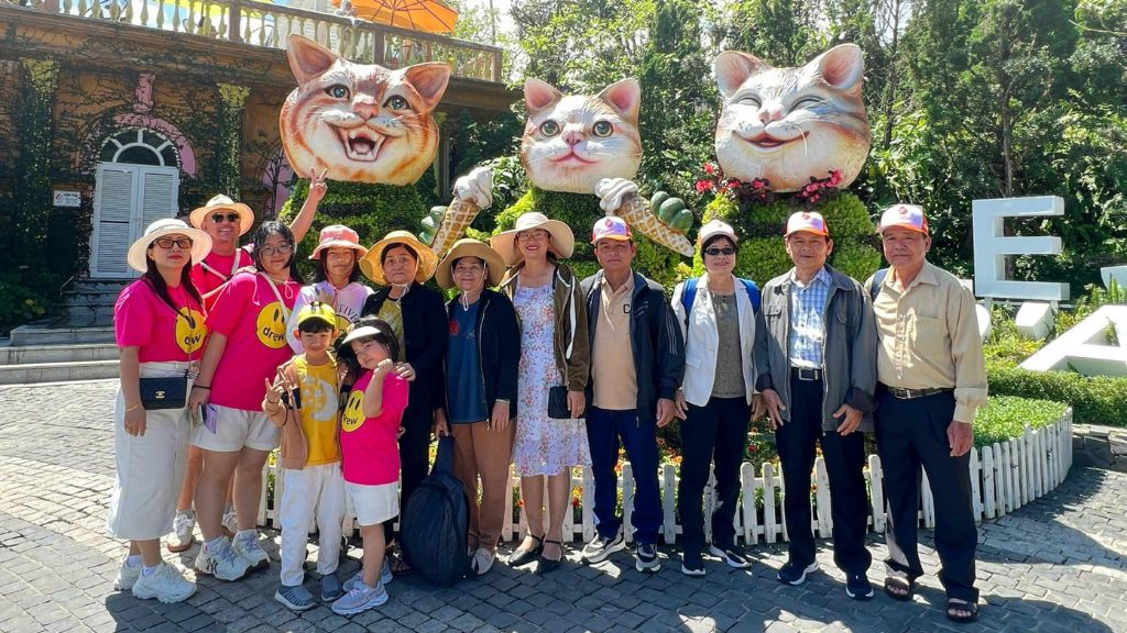 Đoàn du lịch Đà Nẵng check in tại Bà Nà Hills