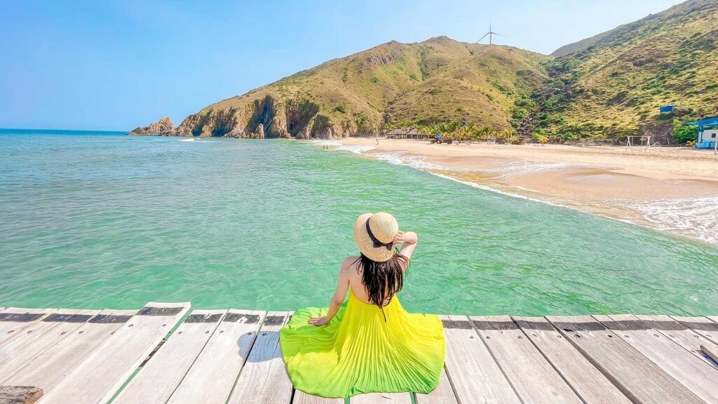 Du khách check in cảnh biển trong veo ở Kỳ Co