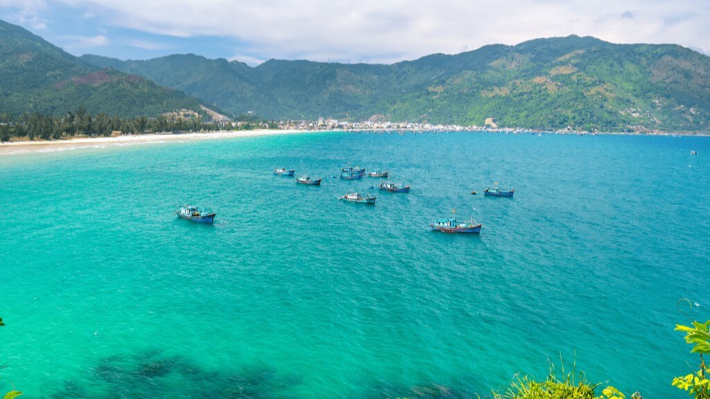 Vẻ đẹp hoang sơ, trong vắt của vịnh Vũng Rô ở Tuy Hòa