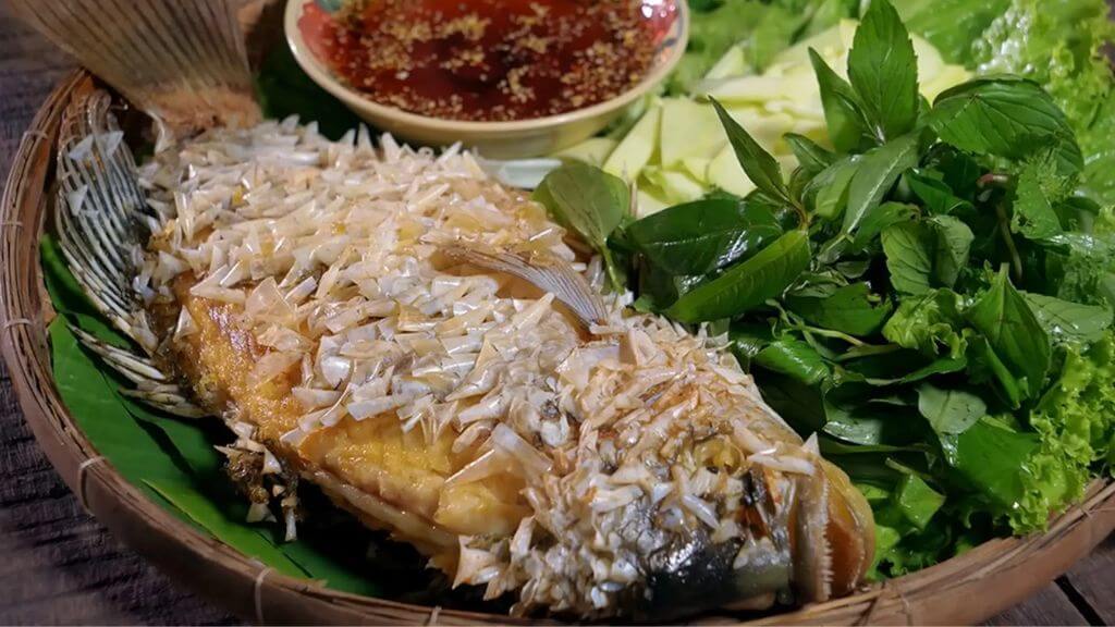 Đoàn dùng bữa trưa với các món đặc sản như cá tai tượng chiên xù, canh chua miền Tây