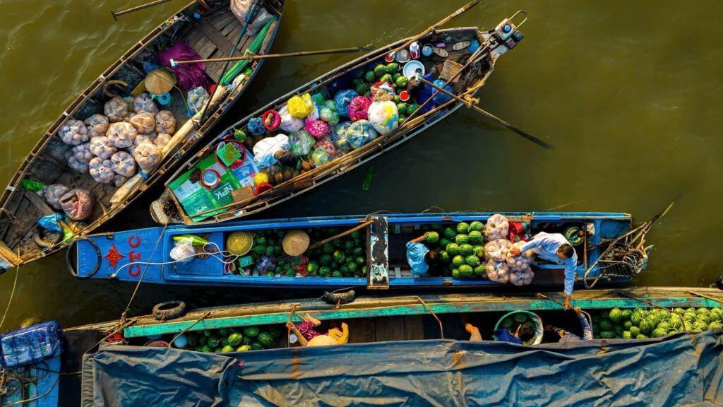 Đoàn tham quan và mua sắm tại chợ nổi