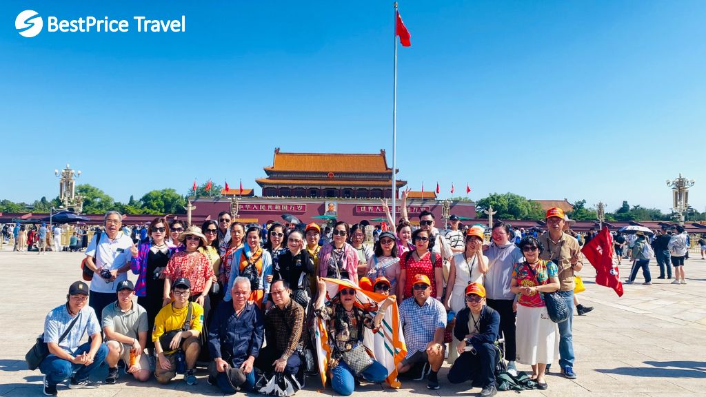 Đoàn khách Vietpower check in Thiên An Môn