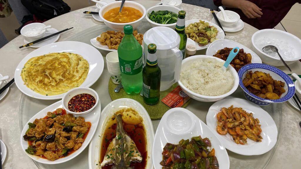 Đoàn khách dùng bữa tại nhà hàng địa phương ở Trung Quốc