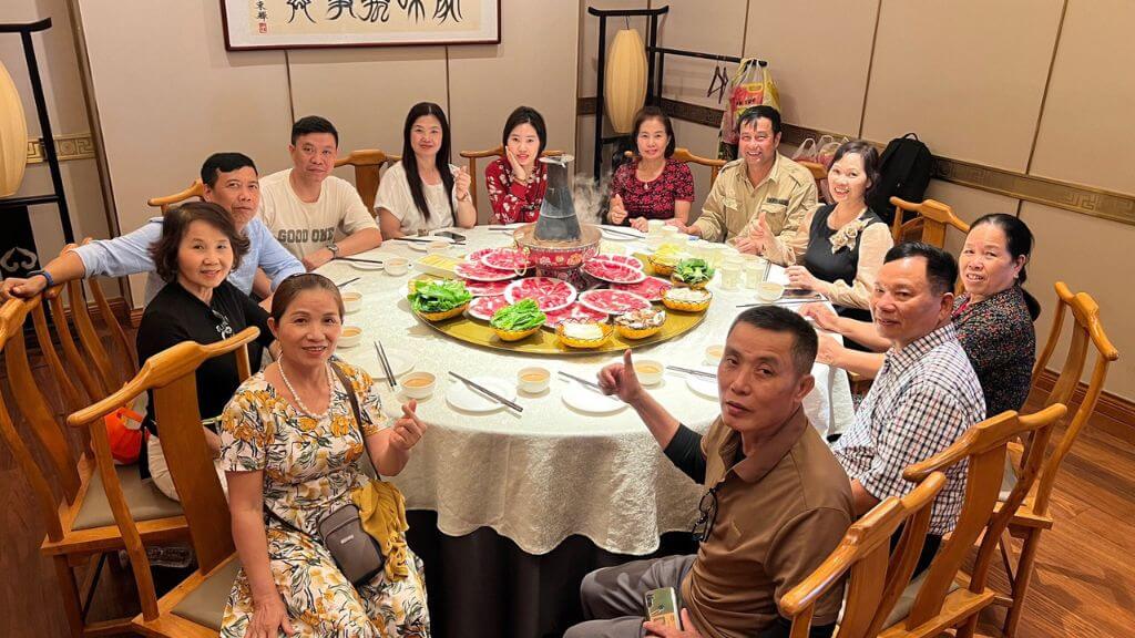 Không khí vui vẻ trong bữa ăn cùng đoàn tour