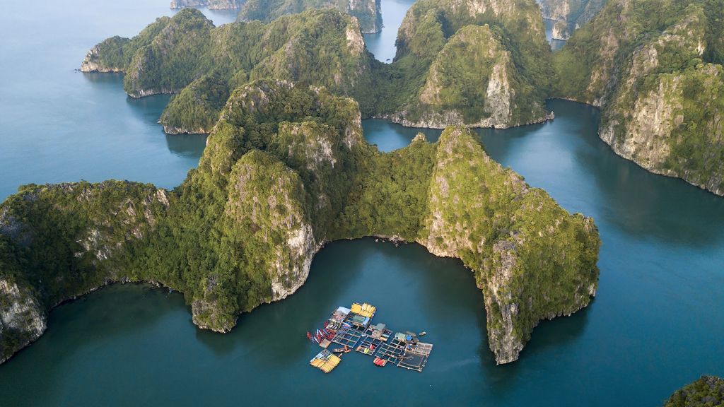 Vịnh Hạ Long nhìn từ trên cao
