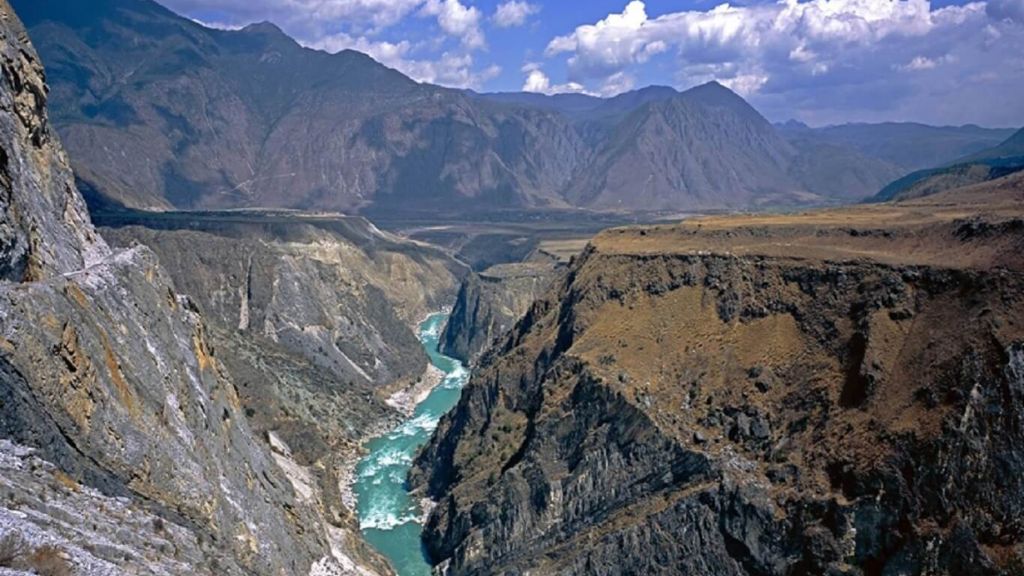 Chiêm ngưỡng toàn cảnh Khe Hổ Nhảy - điểm check in độc lạ trong tour Đại Lý - Lệ Giang