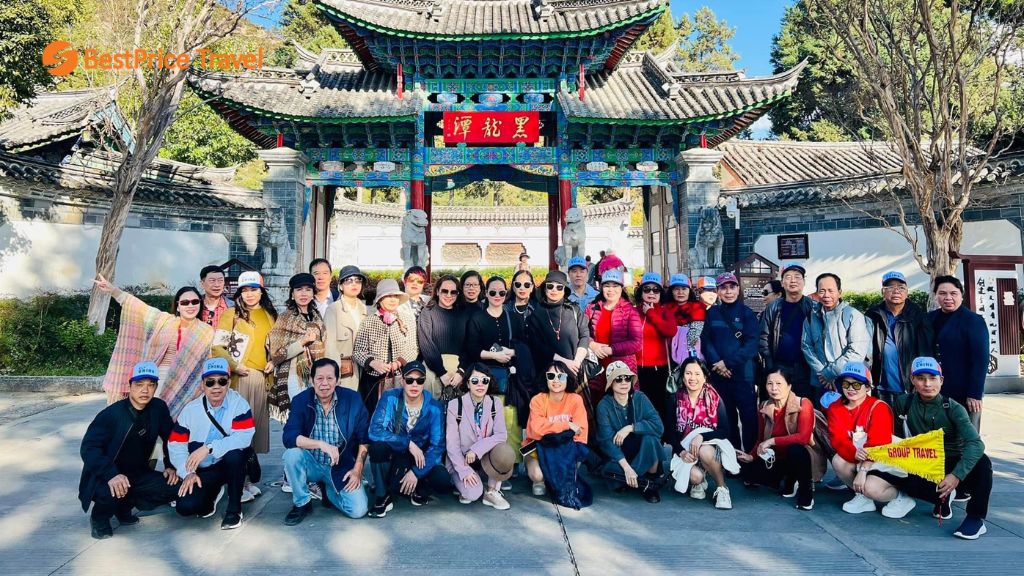 Đoàn khách Vietpower Travel check in trong tour Lệ Giang Shangrila