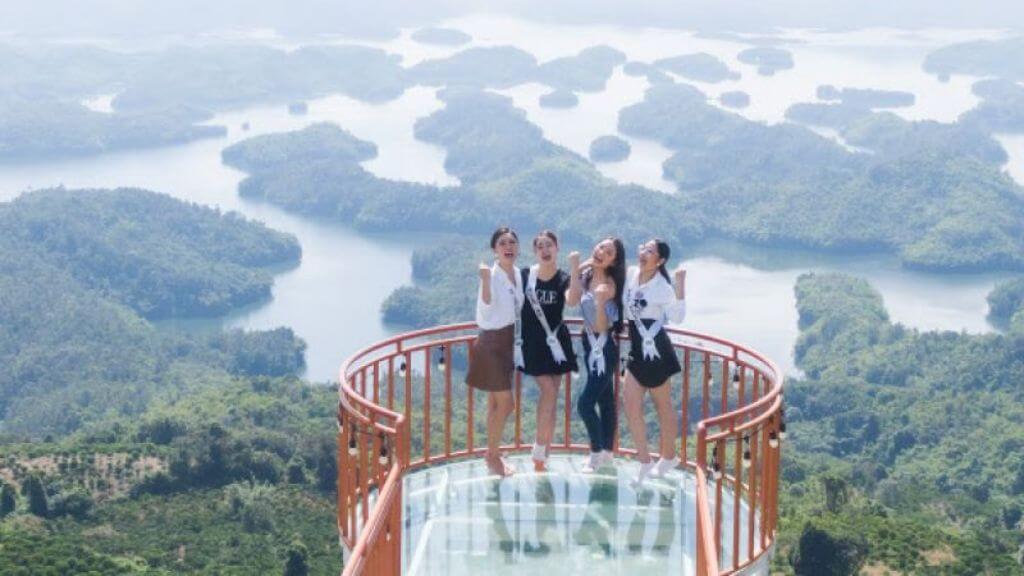 Trải nghiệm cầu kính Tây Nguyên tại khu du lịch Tà Đùng