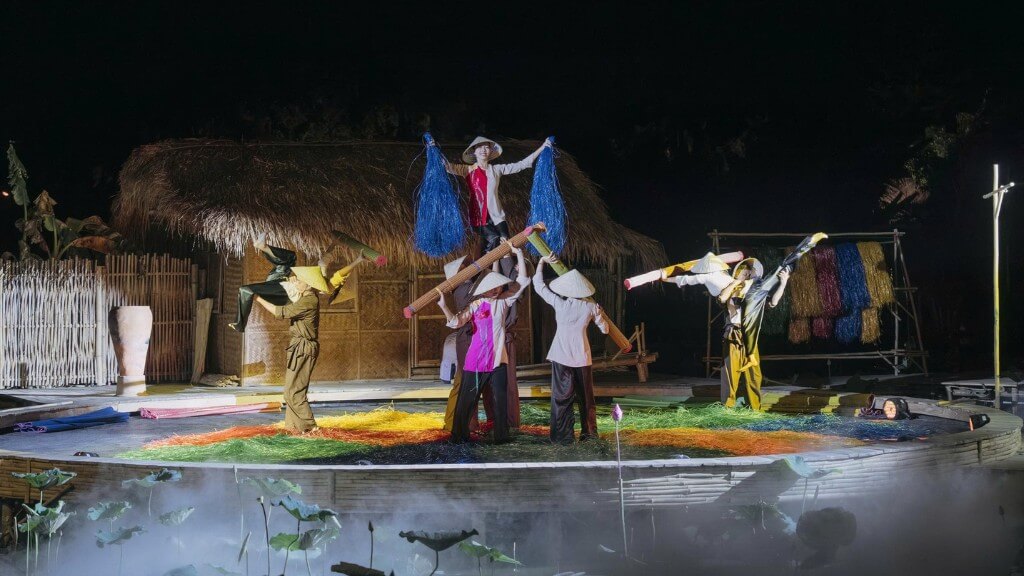 Xem show diễn thực cảnh “Ánh Sáng Huyền Thoại” trong tour du lịch Nha Trang