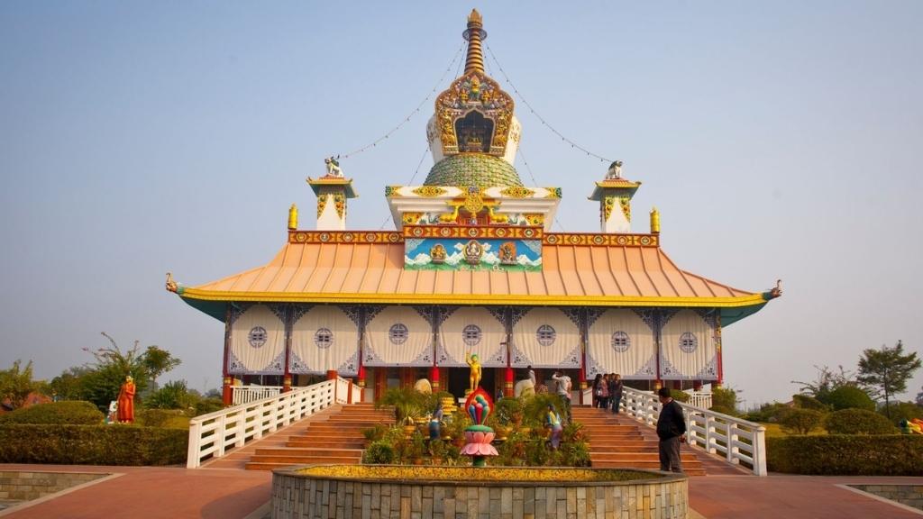 Chiêm bái dâng hương tại chùa Tây Tạng