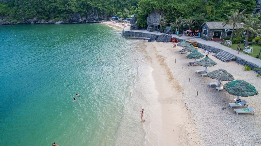 Bãi tắm Cát Bà trong xanh