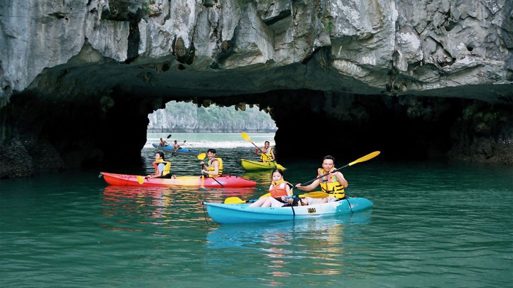 Trải nghiệm chèo Kayak tại Hang Luồn Tay Kéo