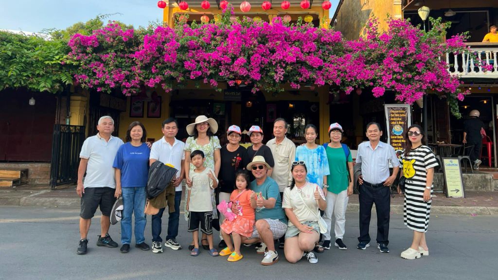 Đoàn khách Vietpower check in trong tour du lịch Đà Nẵng Hội An