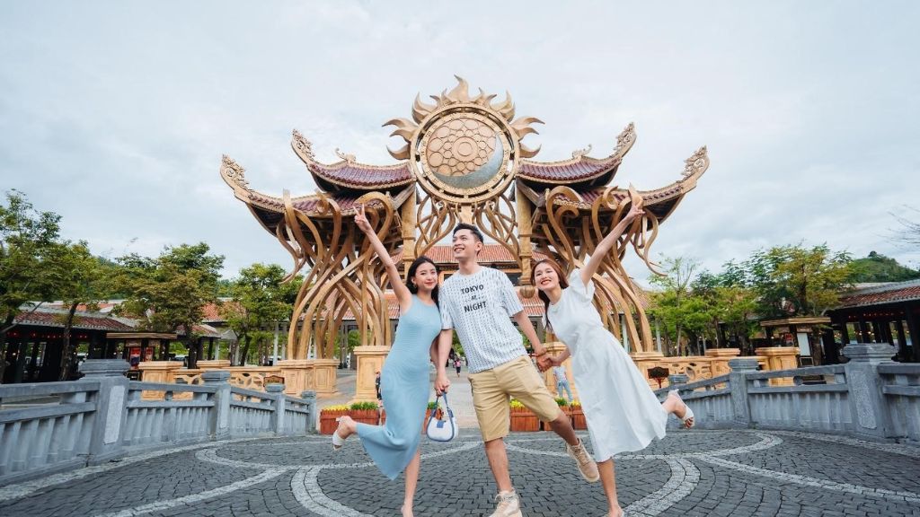 Đoàn khách tham quan Sun World Bà Nà Hills