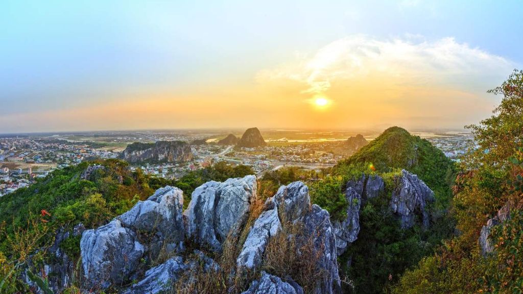Khung cảnh hùng vĩ của núi Ngũ Hành Sơn