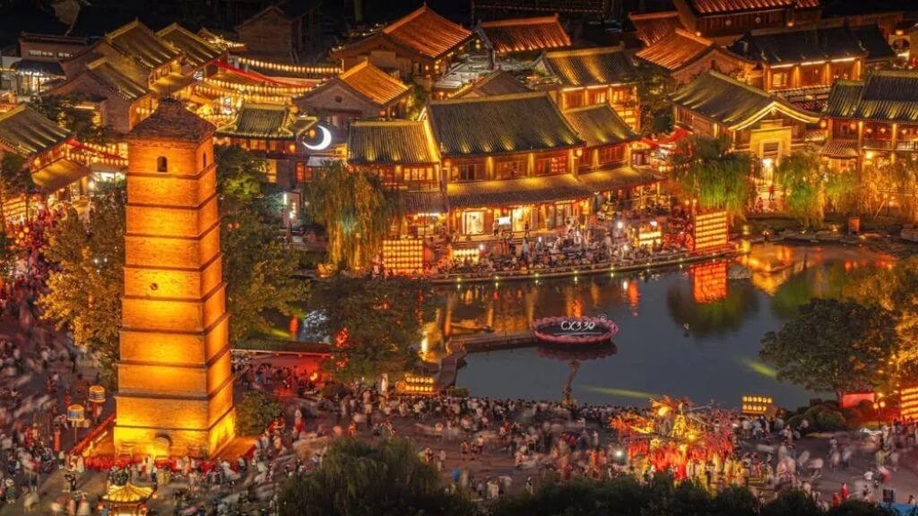 Thành cổ Lạc Ấp (LuoYi) – khu phố cổ tái hiện không gian văn hóa xưa với kiến trúc đèn lồng rực rỡ