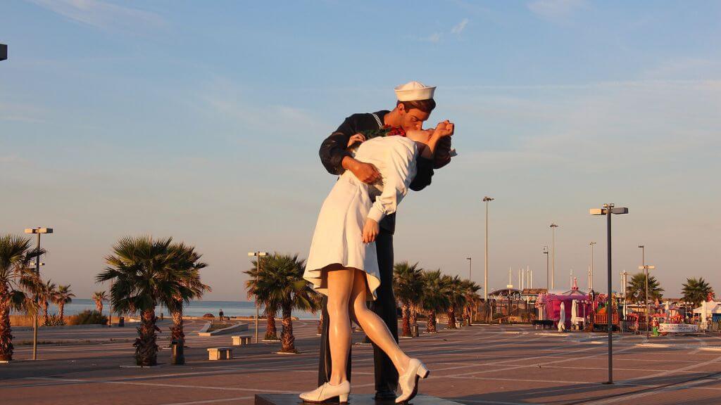 Công trình biểu tượng “Unconditional Surrender”