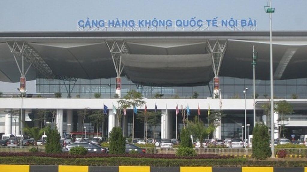 Hạ cánh sân bay Nội Bài, làm thủ tục nhập cảnh vào Việt Nam
