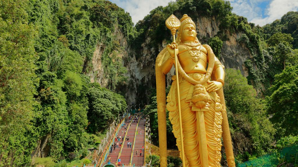 Bức tượng dát vàng khổng lồ từ cổng vào động Batu