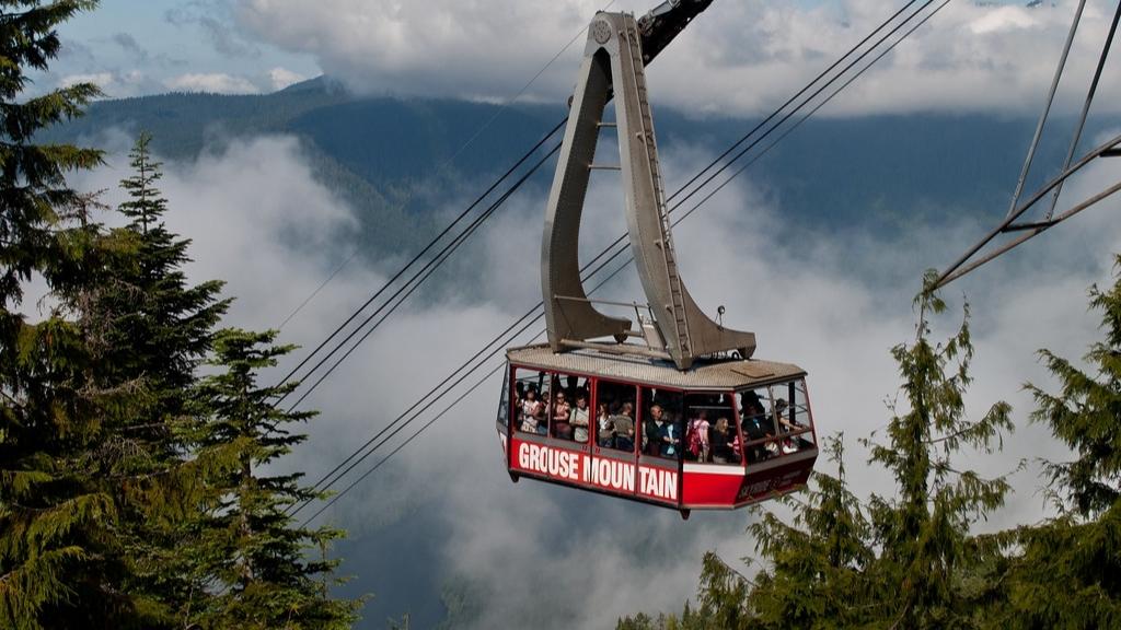 Đi cáp treo ngắm cảnh rừng núi Grouse Mountaintại