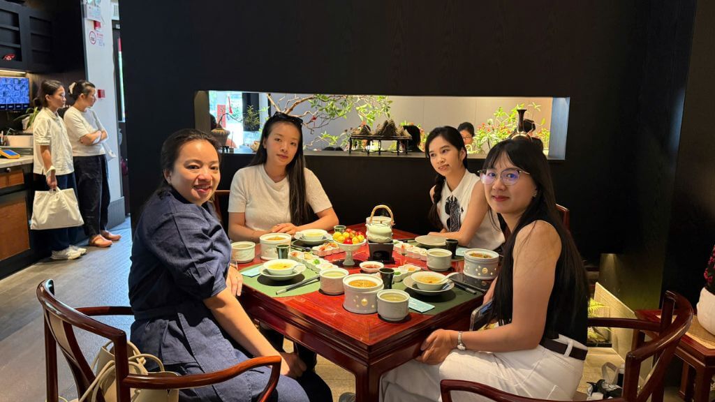 Đoàn khách dùng bữa tại nhà hàng địa phương
