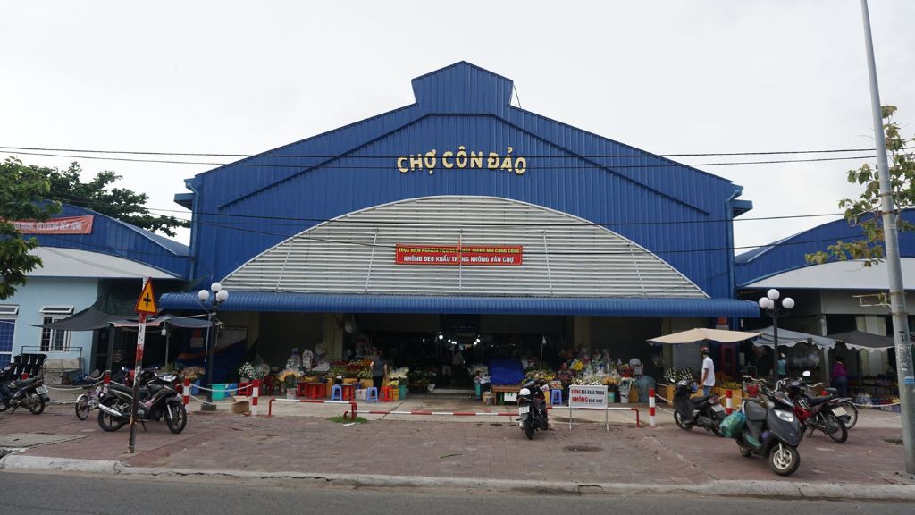 Mua sắm tại chợ Côn Đảo