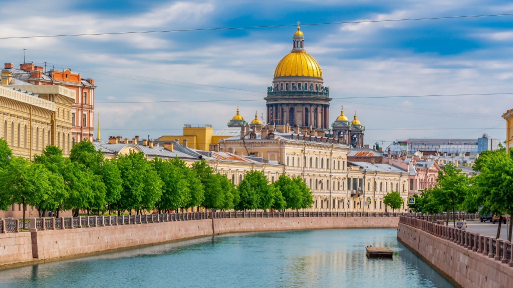 Du lịch Nga - Du khách tham quan St Petersburg
