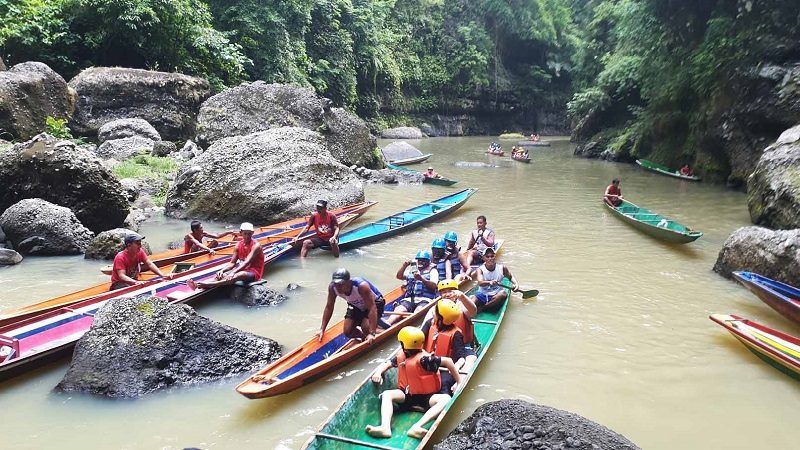 Lênh đênh trên thuyền khám phá vẻ đẹp của thác Pagsanjan