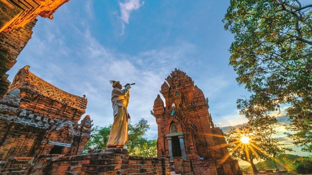 Đến Tháp bà Ponagar tìm hiểu văn hoá Chăm Pa