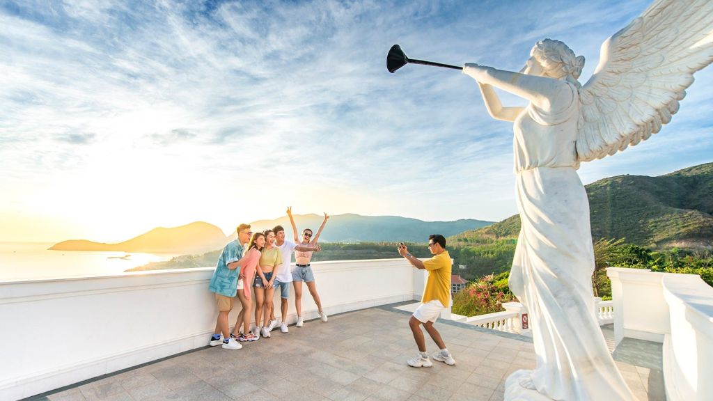 Nhóm bạn trẻ check in tại VinWonders Nha Trang