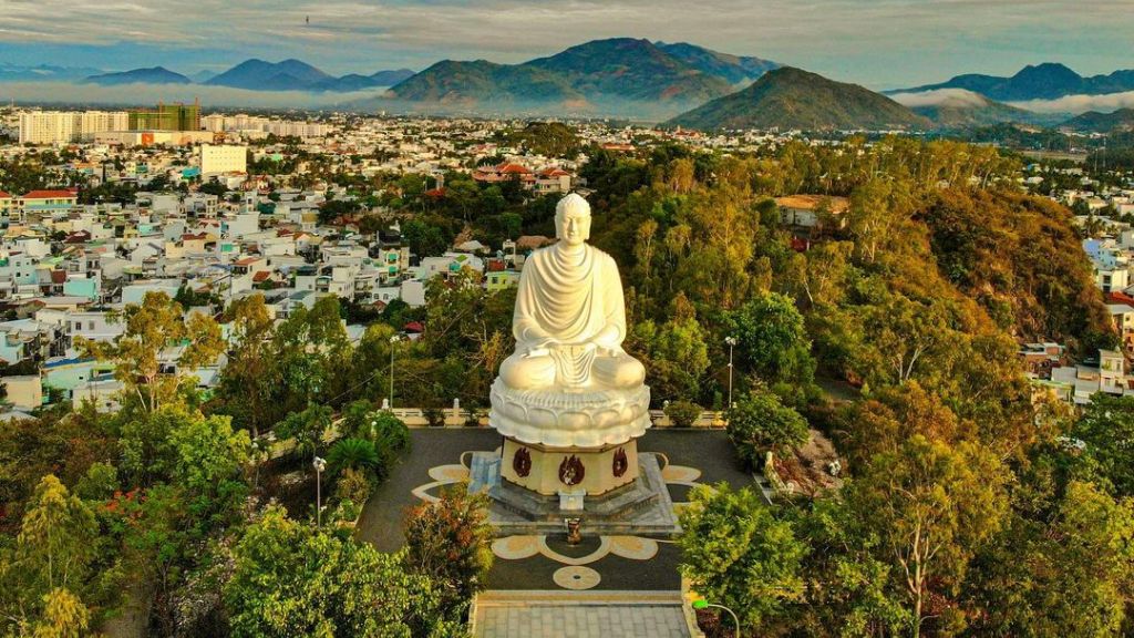 Bức Tượng Phật cao nhất Việt Nam tại chùa Long Sơn