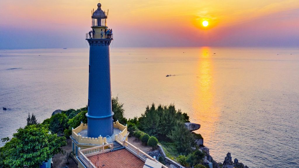 Ngọn hải đăng tại Mũi Điện trong nắng chiều